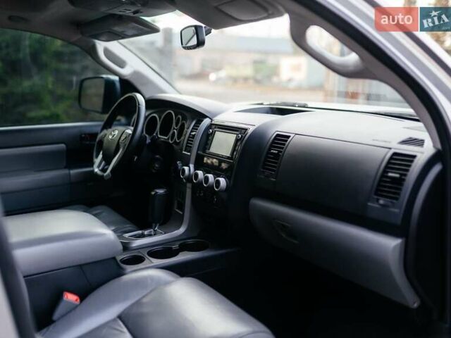 Серый Тойота Секвойя, объемом двигателя 5.66 л и пробегом 160 тыс. км за 32999 $, фото 16 на Automoto.ua