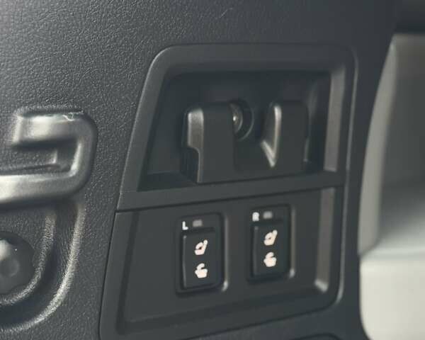 Серый Тойота Секвойя, объемом двигателя 5.7 л и пробегом 171 тыс. км за 32900 $, фото 30 на Automoto.ua