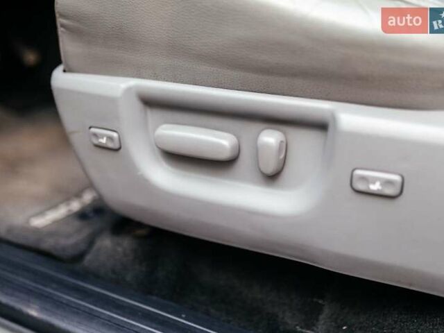 Серый Тойота Секвойя, объемом двигателя 5.66 л и пробегом 160 тыс. км за 32999 $, фото 12 на Automoto.ua