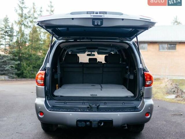 Серый Тойота Секвойя, объемом двигателя 5.66 л и пробегом 160 тыс. км за 32999 $, фото 24 на Automoto.ua