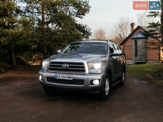 Серый Тойота Секвойя, объемом двигателя 5.66 л и пробегом 160 тыс. км за 32999 $, фото 3 на Automoto.ua