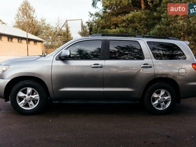 Серый Тойота Секвойя, объемом двигателя 5.66 л и пробегом 160 тыс. км за 32999 $, фото 1 на Automoto.ua