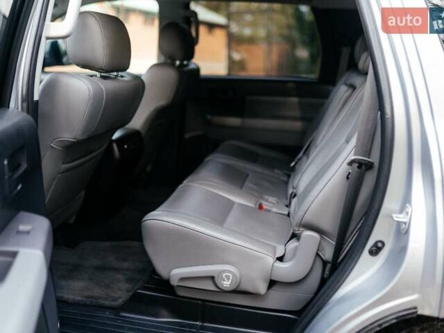 Серый Тойота Секвойя, объемом двигателя 5.66 л и пробегом 160 тыс. км за 32999 $, фото 30 на Automoto.ua