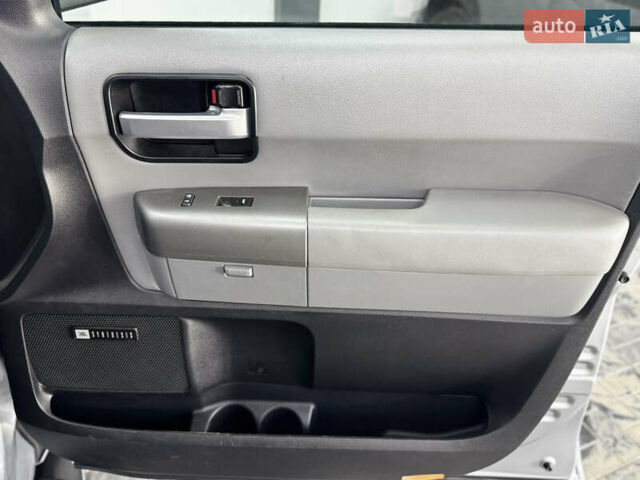 Серый Тойота Секвойя, объемом двигателя 5.66 л и пробегом 230 тыс. км за 26900 $, фото 17 на Automoto.ua