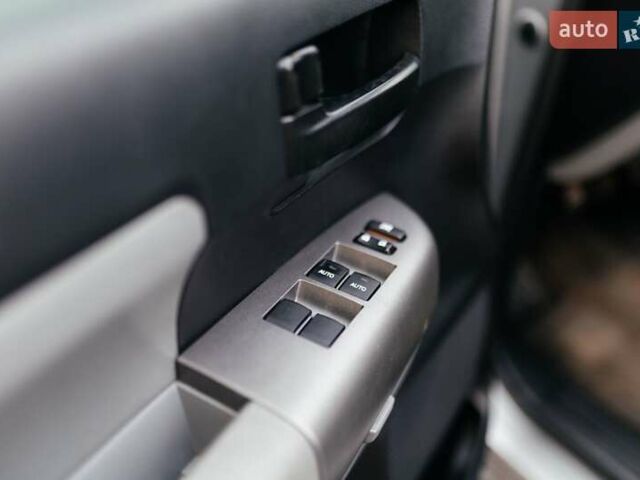 Серый Тойота Секвойя, объемом двигателя 5.66 л и пробегом 160 тыс. км за 32999 $, фото 20 на Automoto.ua