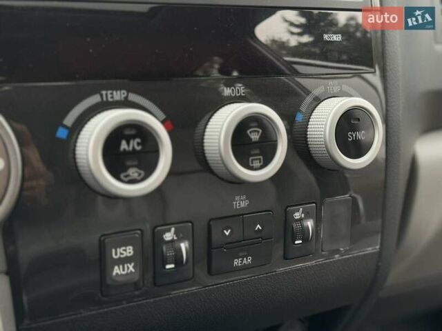 Серый Тойота Секвойя, объемом двигателя 5.7 л и пробегом 171 тыс. км за 32900 $, фото 29 на Automoto.ua