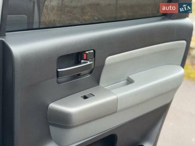 Серый Тойота Секвойя, объемом двигателя 5.7 л и пробегом 171 тыс. км за 32900 $, фото 17 на Automoto.ua