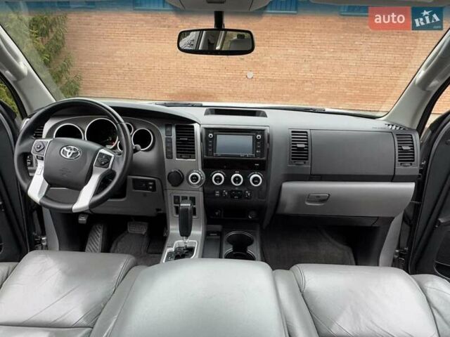 Серый Тойота Секвойя, объемом двигателя 5.7 л и пробегом 171 тыс. км за 32900 $, фото 28 на Automoto.ua