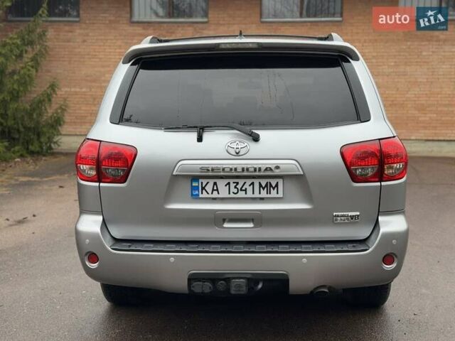 Серый Тойота Секвойя, объемом двигателя 5.7 л и пробегом 171 тыс. км за 32900 $, фото 4 на Automoto.ua