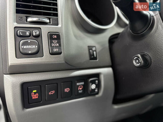 Серый Тойота Секвойя, объемом двигателя 5.66 л и пробегом 230 тыс. км за 26900 $, фото 15 на Automoto.ua