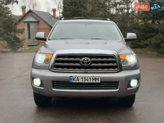 Серый Тойота Секвойя, объемом двигателя 5.7 л и пробегом 171 тыс. км за 32900 $, фото 1 на Automoto.ua
