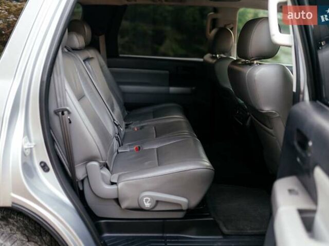 Серый Тойота Секвойя, объемом двигателя 5.66 л и пробегом 160 тыс. км за 32999 $, фото 18 на Automoto.ua