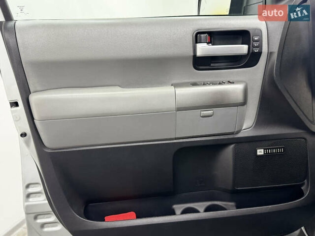 Серый Тойота Секвойя, объемом двигателя 5.66 л и пробегом 230 тыс. км за 26900 $, фото 16 на Automoto.ua