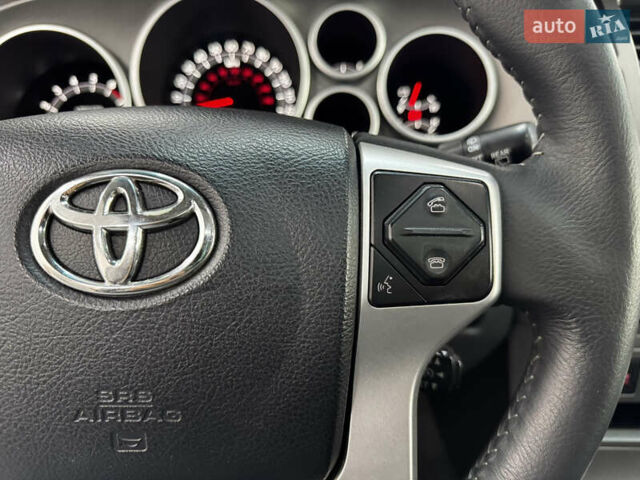 Серый Тойота Секвойя, объемом двигателя 5.66 л и пробегом 230 тыс. км за 26900 $, фото 9 на Automoto.ua