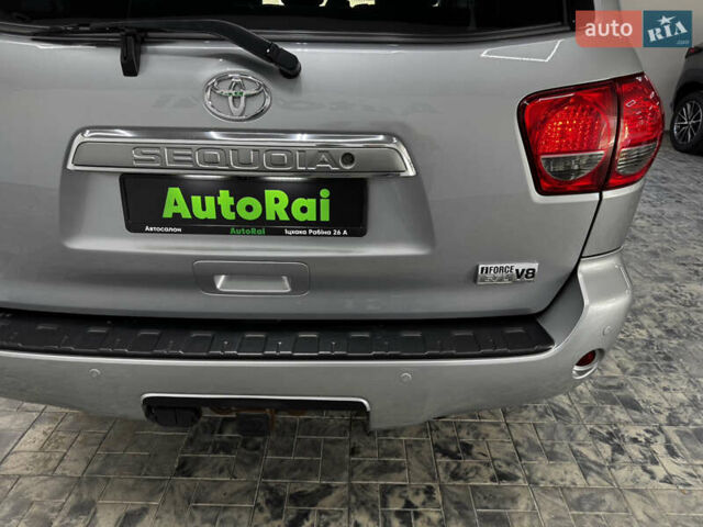 Серый Тойота Секвойя, объемом двигателя 5.66 л и пробегом 230 тыс. км за 26900 $, фото 21 на Automoto.ua