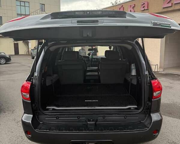 Серый Тойота Секвойя, объемом двигателя 5.7 л и пробегом 81 тыс. км за 32000 $, фото 2 на Automoto.ua