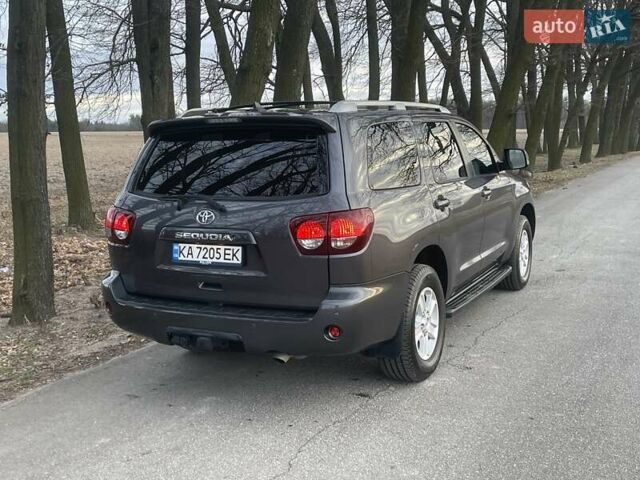 Серый Тойота Секвойя, объемом двигателя 5.7 л и пробегом 110 тыс. км за 38500 $, фото 6 на Automoto.ua