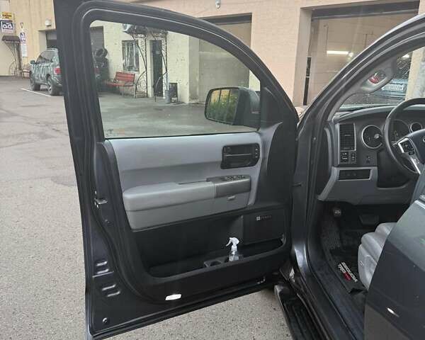 Серый Тойота Секвойя, объемом двигателя 5.7 л и пробегом 81 тыс. км за 32000 $, фото 6 на Automoto.ua