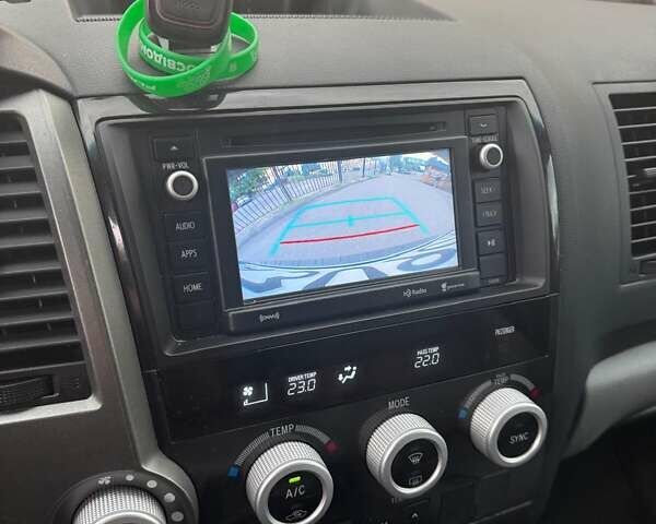 Серый Тойота Секвойя, объемом двигателя 5.7 л и пробегом 81 тыс. км за 32000 $, фото 5 на Automoto.ua