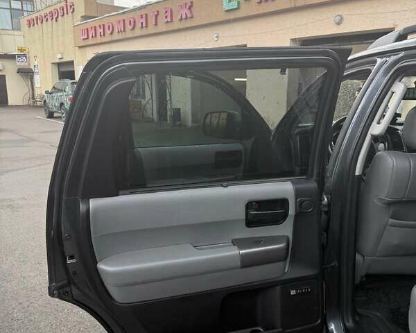 Серый Тойота Секвойя, объемом двигателя 5.7 л и пробегом 81 тыс. км за 32000 $, фото 3 на Automoto.ua