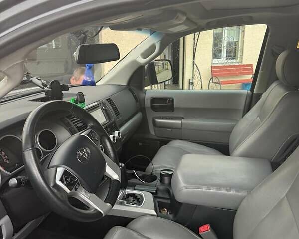 Серый Тойота Секвойя, объемом двигателя 5.7 л и пробегом 81 тыс. км за 32000 $, фото 9 на Automoto.ua