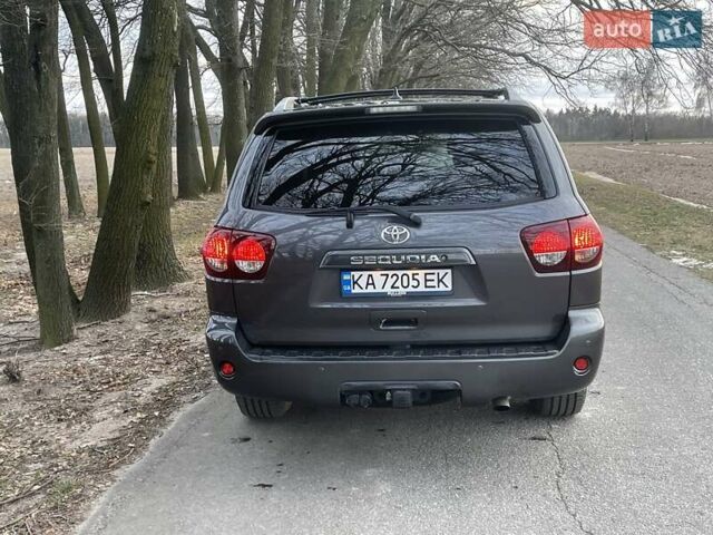Серый Тойота Секвойя, объемом двигателя 5.7 л и пробегом 110 тыс. км за 38500 $, фото 7 на Automoto.ua