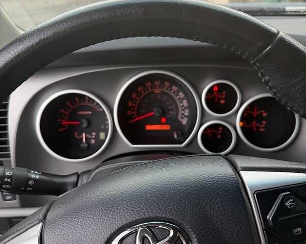 Серый Тойота Секвойя, объемом двигателя 5.7 л и пробегом 81 тыс. км за 32000 $, фото 8 на Automoto.ua