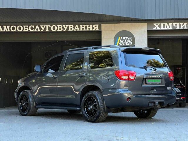 Серый Тойота Секвойя, объемом двигателя 5.7 л и пробегом 99 тыс. км за 28000 $, фото 9 на Automoto.ua