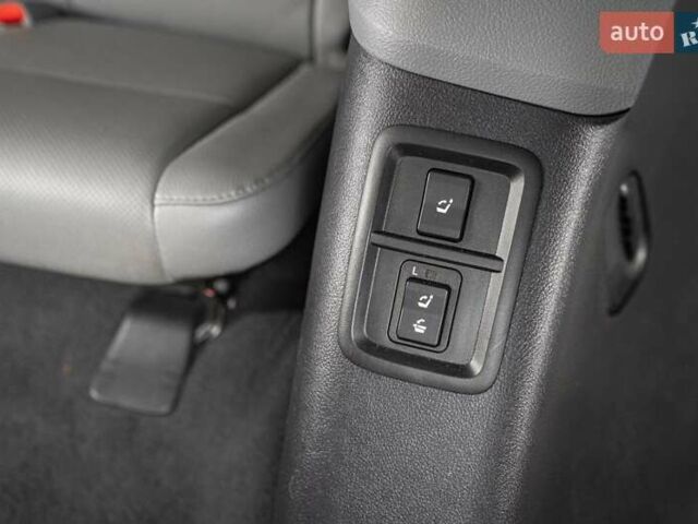 Серый Тойота Секвойя, объемом двигателя 5.66 л и пробегом 48 тыс. км за 49500 $, фото 13 на Automoto.ua