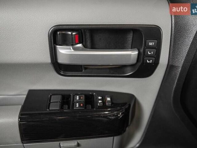 Серый Тойота Секвойя, объемом двигателя 5.66 л и пробегом 48 тыс. км за 49500 $, фото 43 на Automoto.ua