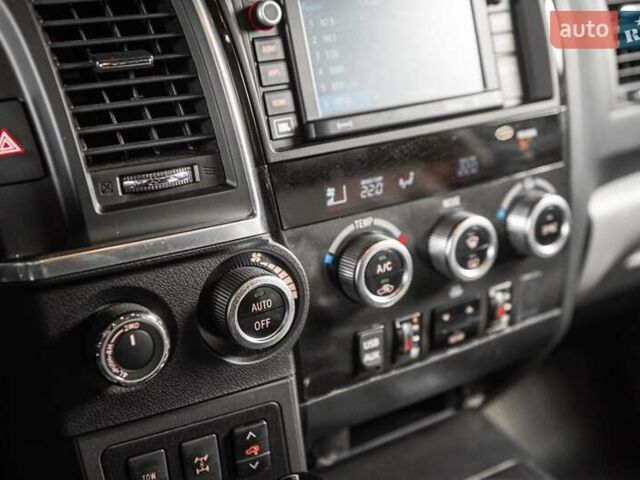 Серый Тойота Секвойя, объемом двигателя 5.66 л и пробегом 48 тыс. км за 49500 $, фото 33 на Automoto.ua