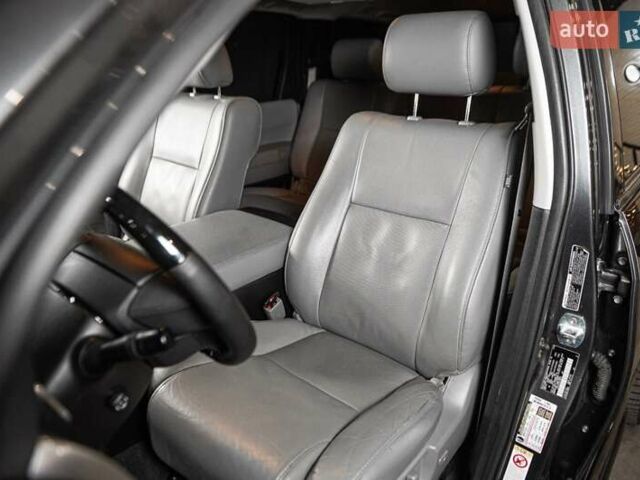 Серый Тойота Секвойя, объемом двигателя 5.66 л и пробегом 48 тыс. км за 49500 $, фото 24 на Automoto.ua