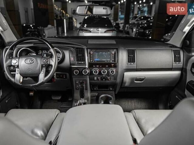 Серый Тойота Секвойя, объемом двигателя 5.66 л и пробегом 48 тыс. км за 49500 $, фото 22 на Automoto.ua