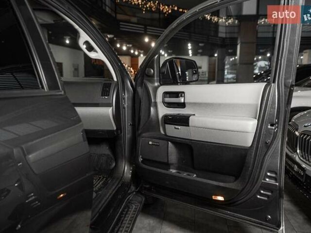 Серый Тойота Секвойя, объемом двигателя 5.66 л и пробегом 48 тыс. км за 49500 $, фото 60 на Automoto.ua