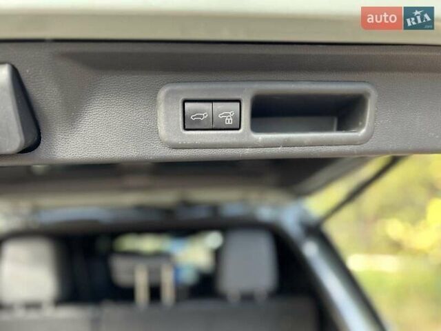 Серый Тойота Секвойя, объемом двигателя 3.45 л и пробегом 3 тыс. км за 105000 $, фото 24 на Automoto.ua