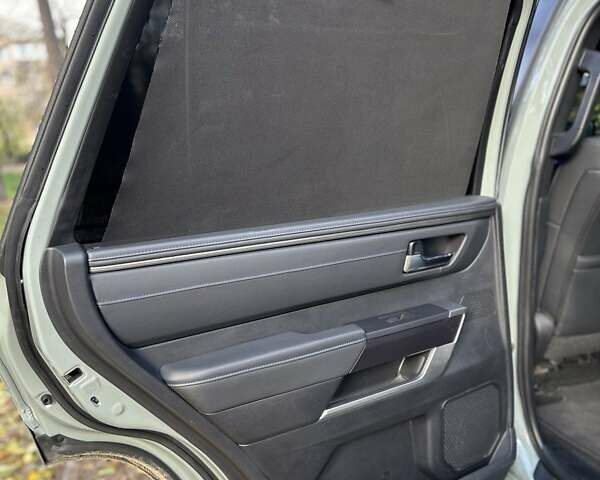 Серый Тойота Секвойя, объемом двигателя 3.45 л и пробегом 3 тыс. км за 105000 $, фото 14 на Automoto.ua