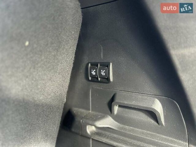 Серый Тойота Секвойя, объемом двигателя 3.45 л и пробегом 3 тыс. км за 105000 $, фото 26 на Automoto.ua