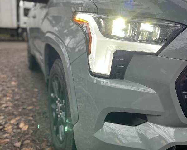 Серый Тойота Секвойя, объемом двигателя 3.45 л и пробегом 3 тыс. км за 105000 $, фото 2 на Automoto.ua