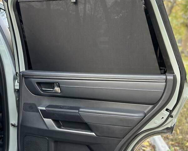 Серый Тойота Секвойя, объемом двигателя 3.45 л и пробегом 3 тыс. км за 105000 $, фото 16 на Automoto.ua