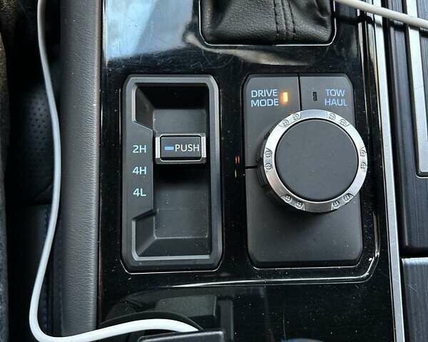 Серый Тойота Секвойя, объемом двигателя 3.45 л и пробегом 3 тыс. км за 105000 $, фото 27 на Automoto.ua