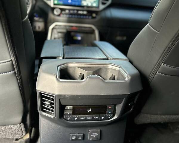 Серый Тойота Секвойя, объемом двигателя 3.45 л и пробегом 3 тыс. км за 105000 $, фото 22 на Automoto.ua