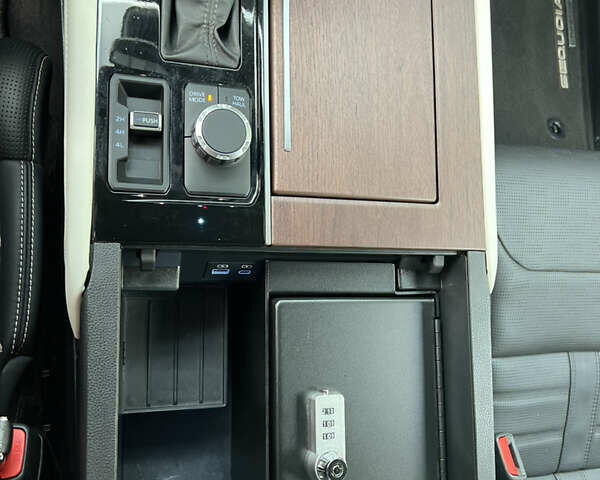 Синий Тойота Секвойя, объемом двигателя 3.45 л и пробегом 13 тыс. км за 97000 $, фото 6 на Automoto.ua