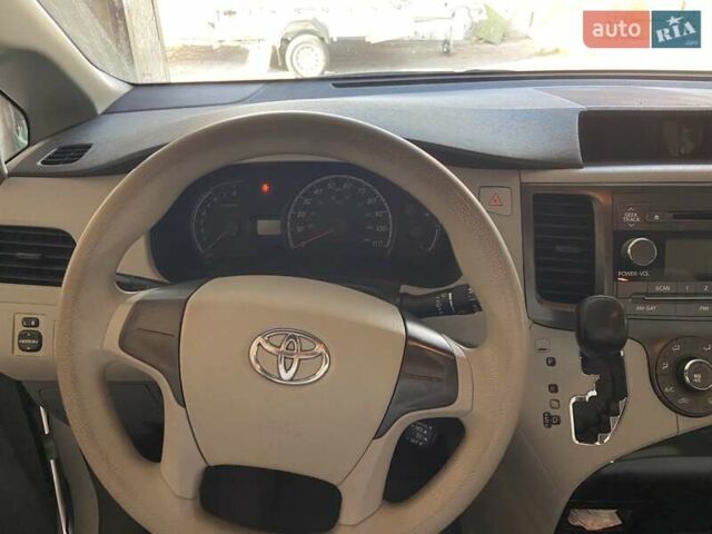 Белый Тойота Сиенна, объемом двигателя 2.67 л и пробегом 212 тыс. км за 11500 $, фото 13 на Automoto.ua