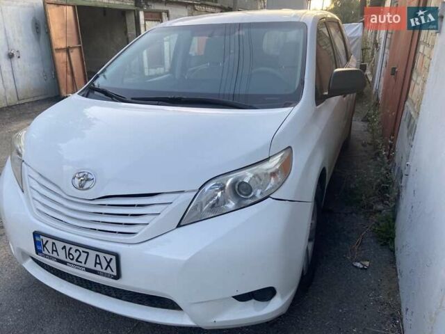 Белый Тойота Сиенна, объемом двигателя 2.67 л и пробегом 212 тыс. км за 11500 $, фото 1 на Automoto.ua