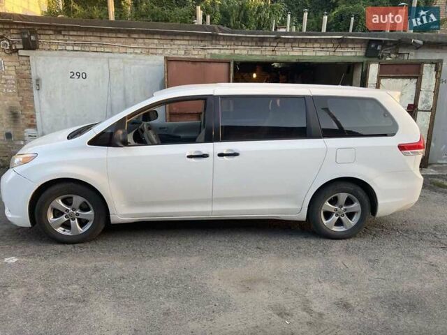 Белый Тойота Сиенна, объемом двигателя 2.67 л и пробегом 212 тыс. км за 11500 $, фото 4 на Automoto.ua