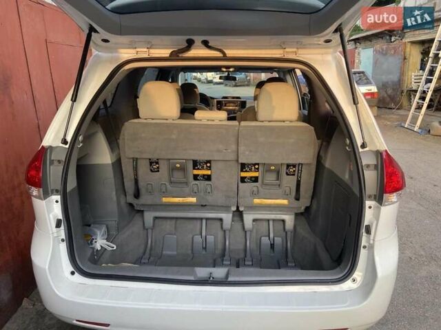 Белый Тойота Сиенна, объемом двигателя 2.67 л и пробегом 212 тыс. км за 11500 $, фото 8 на Automoto.ua