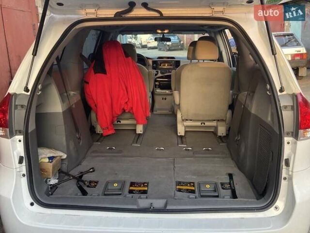 Белый Тойота Сиенна, объемом двигателя 2.67 л и пробегом 212 тыс. км за 11500 $, фото 9 на Automoto.ua