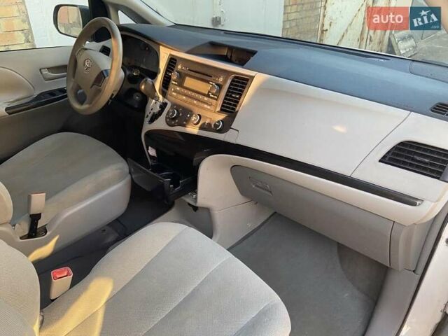 Белый Тойота Сиенна, объемом двигателя 2.67 л и пробегом 212 тыс. км за 11500 $, фото 12 на Automoto.ua