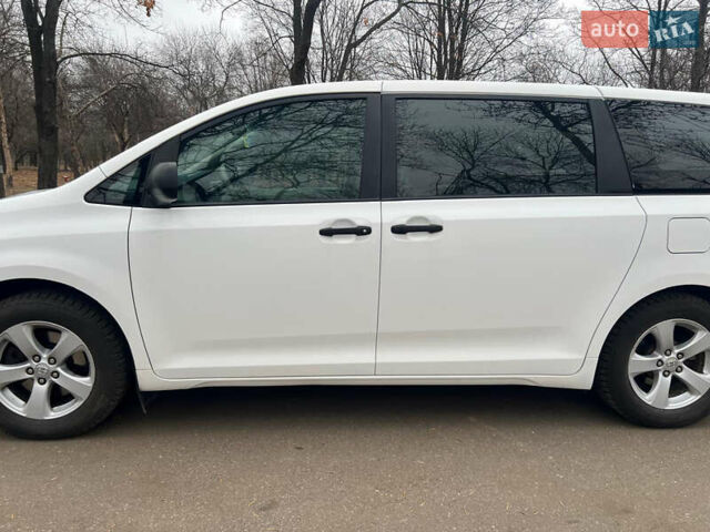Білий Тойота Сієнна, об'ємом двигуна 2.7 л та пробігом 195 тис. км за 13000 $, фото 3 на Automoto.ua