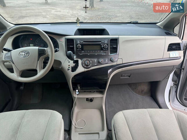 Білий Тойота Сієнна, об'ємом двигуна 2.7 л та пробігом 195 тис. км за 13000 $, фото 9 на Automoto.ua